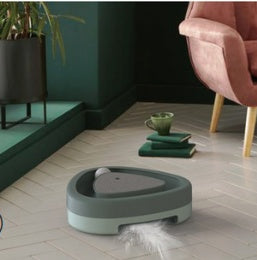 TriPlay verde salvia en un salón con la pluma asomando