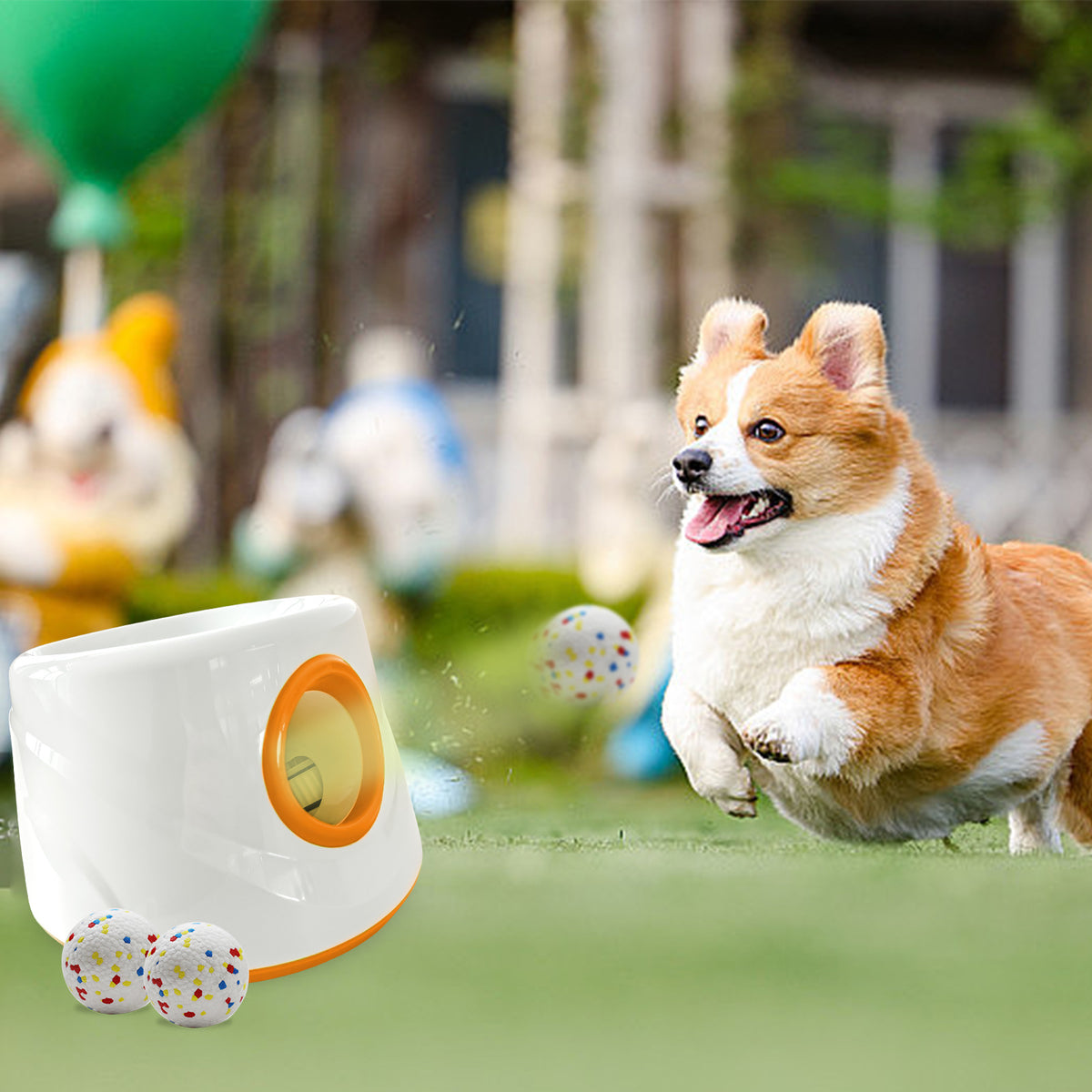 Perro corgi corriendo a por la pelota lanzada por FetchGo en el jardín