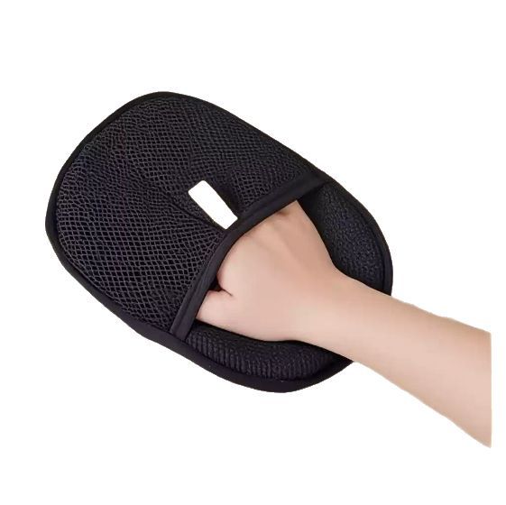 Manopla quitapelos FurClean puesta en la mano