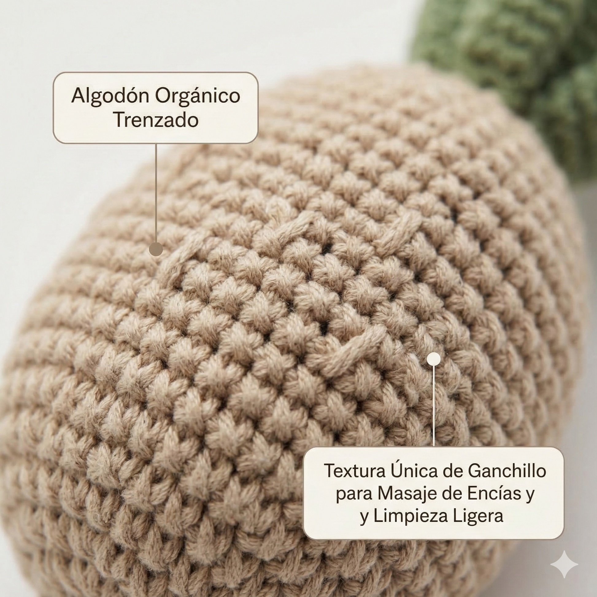 Macro textura detallada de un juguete de ganchillo con call-outs elegantes en español indicando "Algodón Orgánico Trenzado" y "Superficie de Textura Única para Masaje de Encías y Limpieza Ligera".
