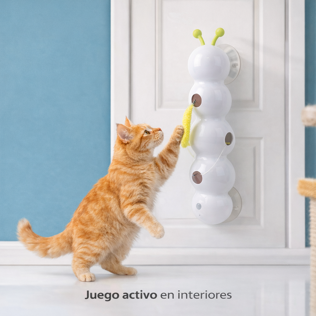 Gato naranja jugando activamente con el juguete interactivo HuntTail Pro instalado en una puerta para proporcionar juego y ejercicio en interiores
