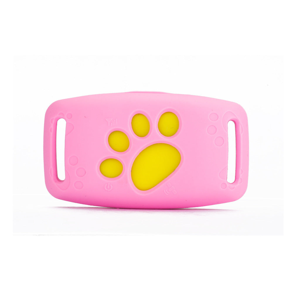 Dispositivo localizador GPS para mascotas de color rosa con huella amarilla en el centro. Su diseño compacto y ergonómico permite sujetarlo fácilmente al collar del perro o gato, facilitando el rastreo en tiempo real sin cuotas mensuales.