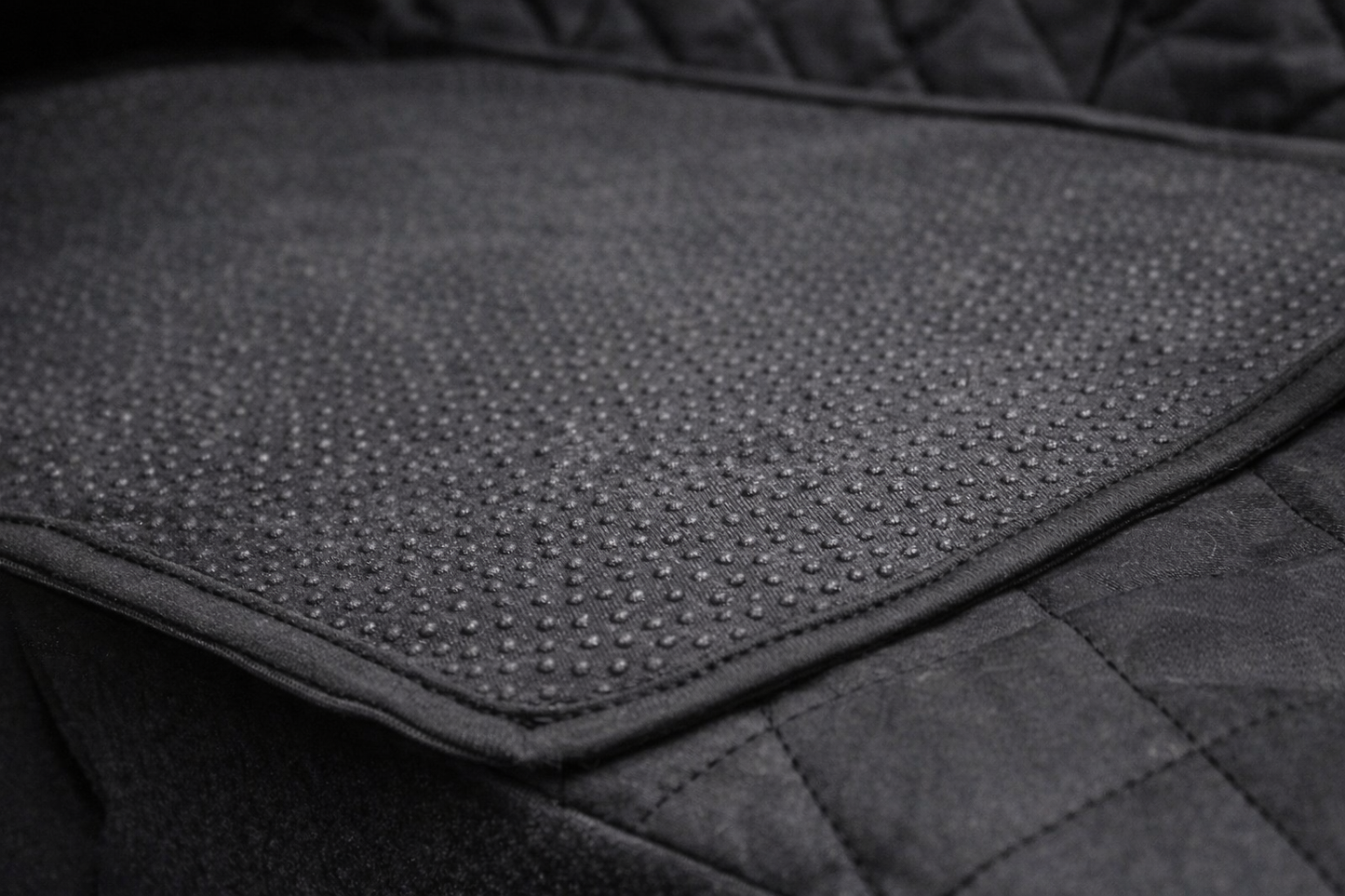 Detalle de la base antideslizante del protector de asiento para coche para mejorar el agarre