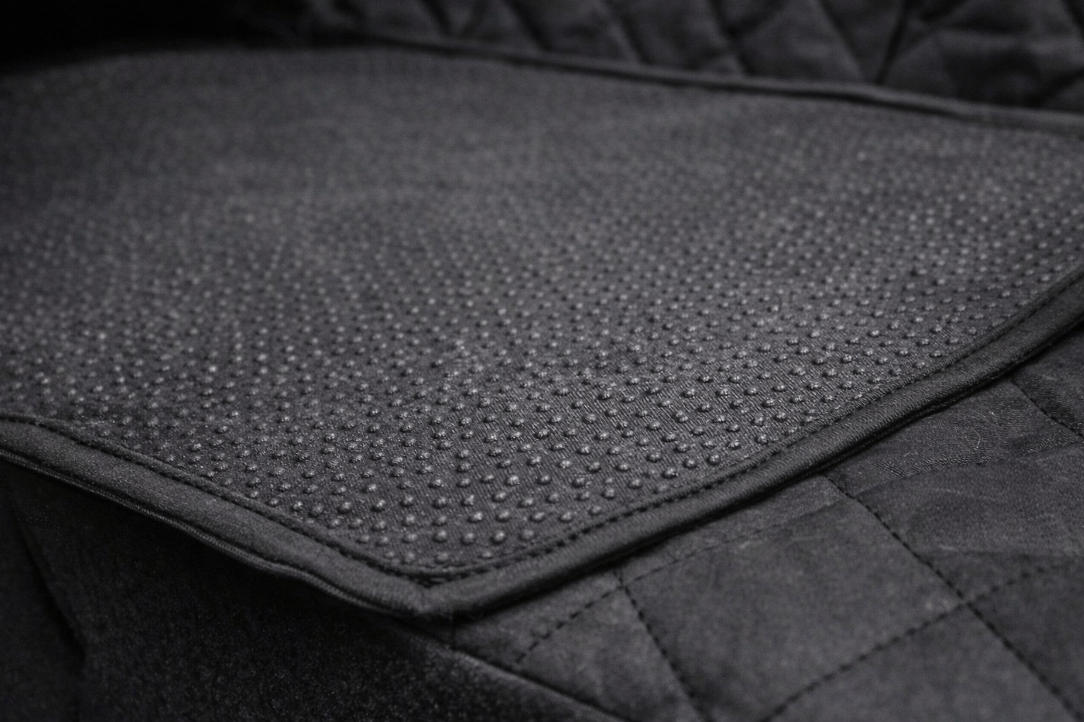 Detalle de la base antideslizante del protector de asiento para coche para mejorar el agarre