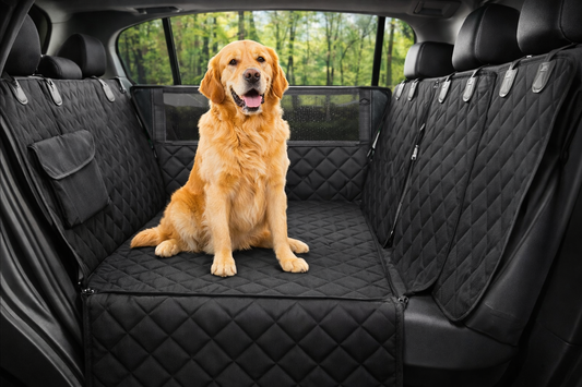 Protector de asiento trasero para coche tipo hamaca en color negro con perro sentado, protección lateral y superficie acolchada