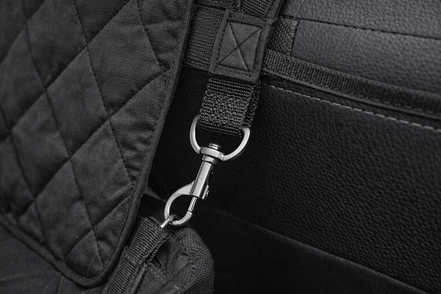 Detalle del mosquetón y anclaje del protector de asiento tipo hamaca para coche