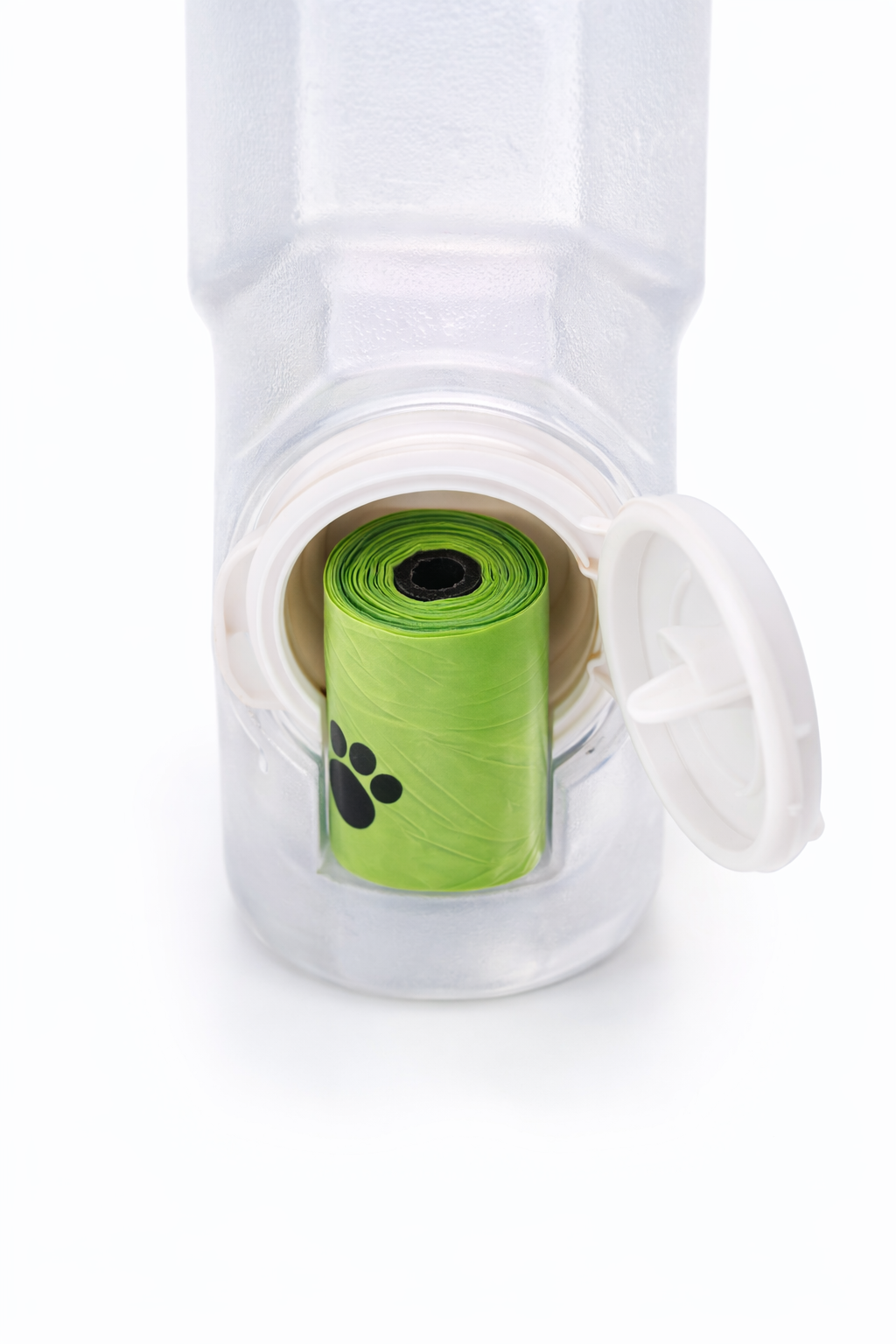 Detalle de la base de TravelBottle 3-en-1 con compartimento inferior y rollo de bolsas integrado