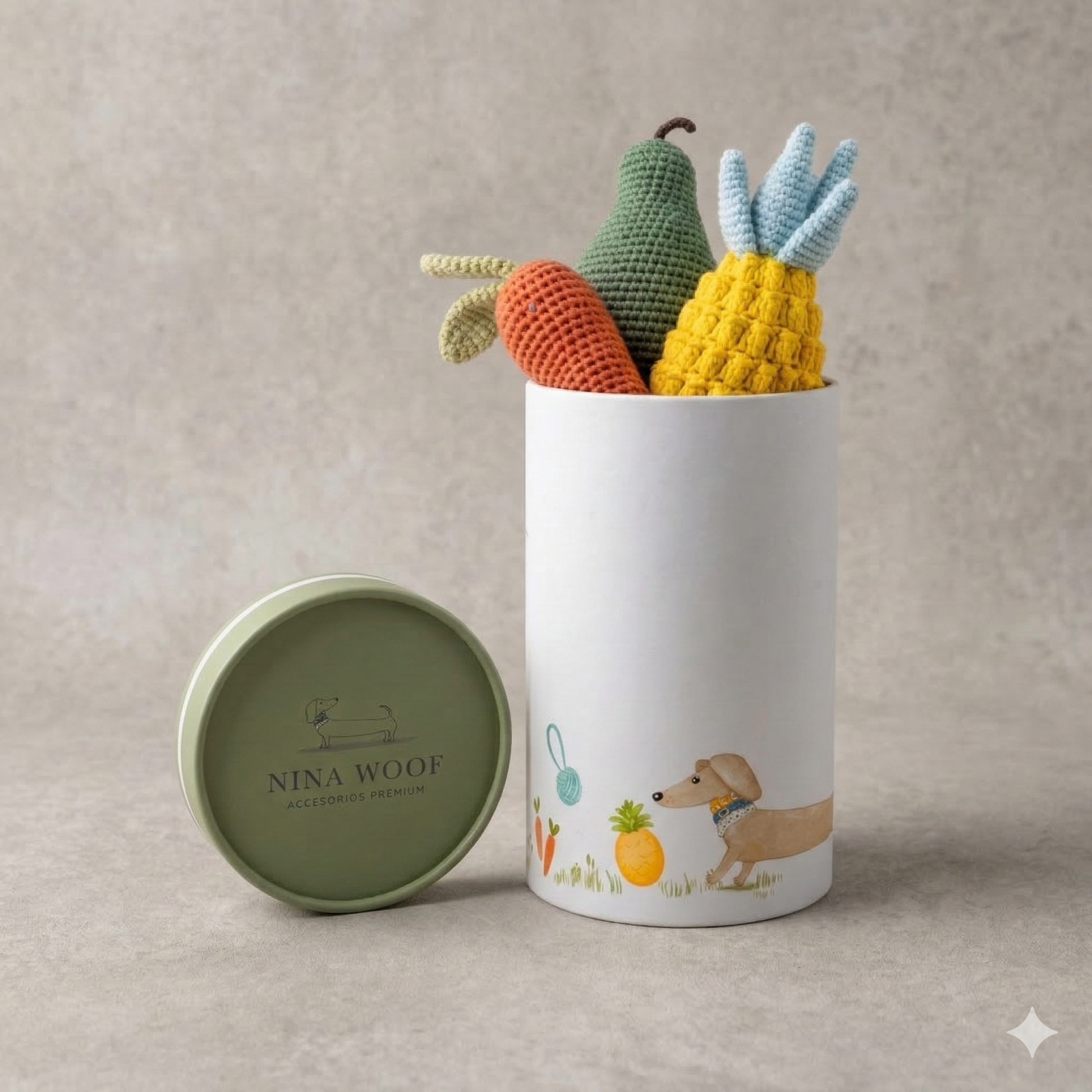 Envase cilíndrico ilustrado de Nina Woof con la tapa quitada, mostrando los tres juguetes de ganchillo peeking out, con un fondo sofisticado.