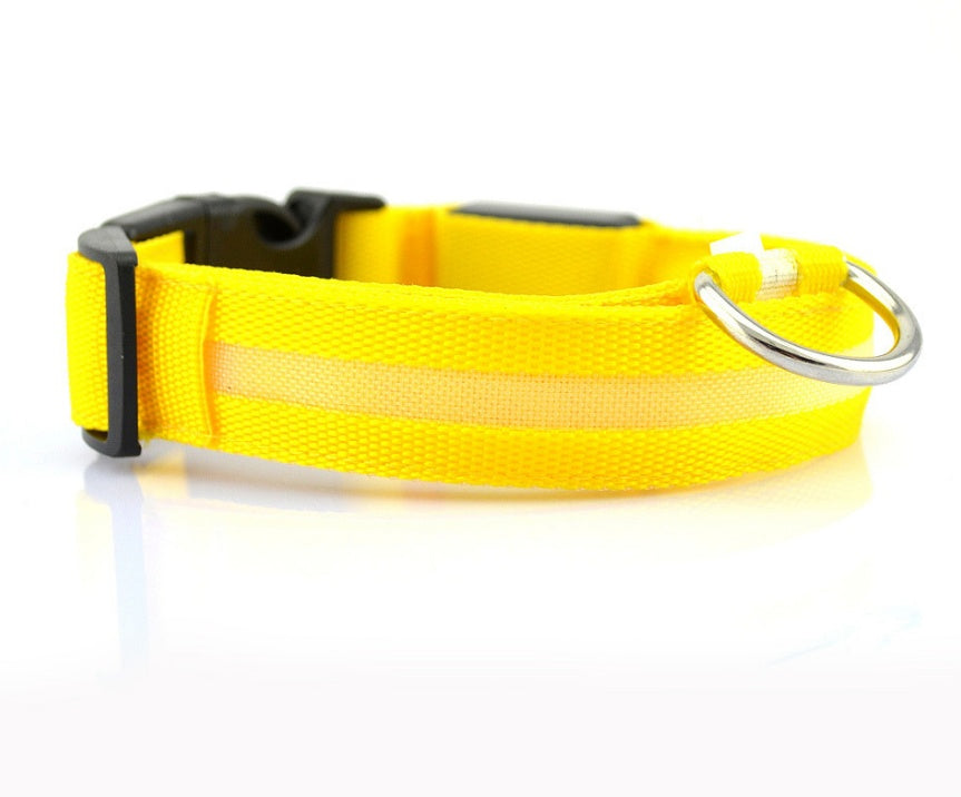 Collar LED recargable USB para perro de nailon en color amarillo — detalle del cierre y la anilla sobre fondo blanco.