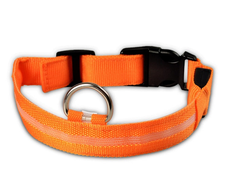 Collar LED recargable USB para perro de nailon en color naranja — detalle del cierre y la anilla sobre fondo blanco.
