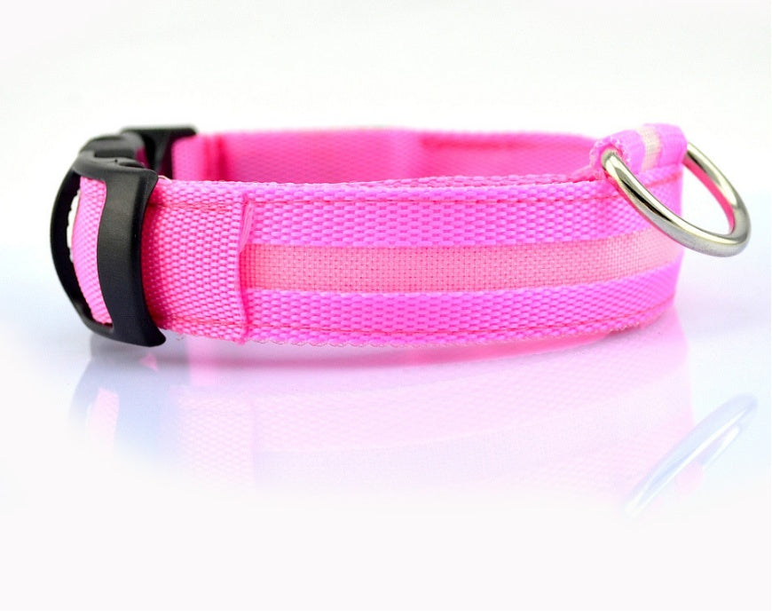 Collar LED recargable USB para perro de nailon en color rosa — detalle del cierre y la anilla sobre fondo blanco.