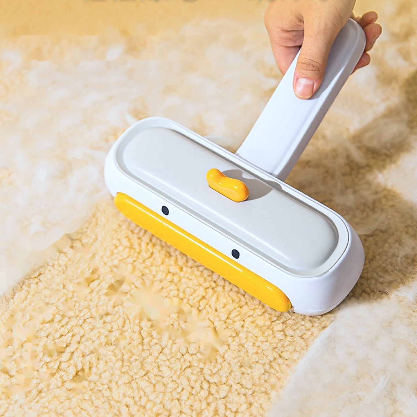 Rodillo quitapelos reutilizable en uso sobre alfombra, color amarillo