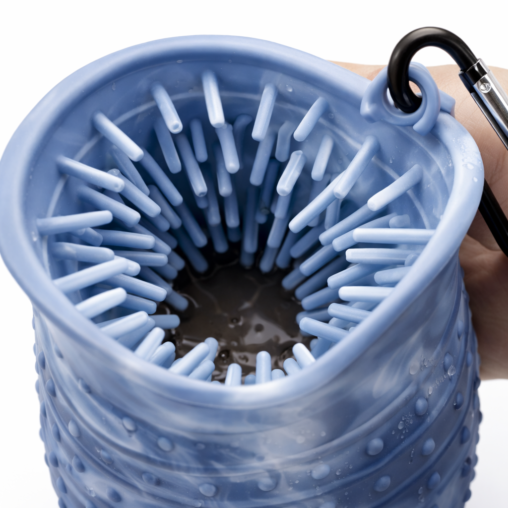 Detalle interior del vaso limpiapatas con cerdas de silicona