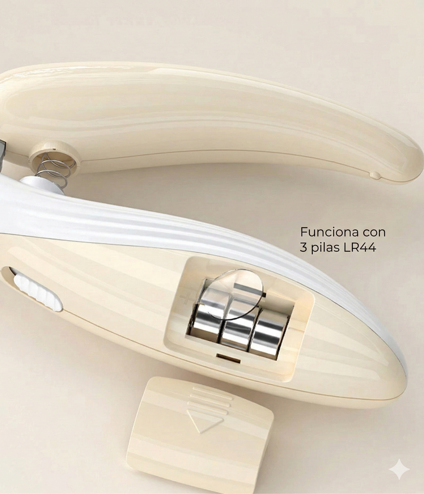 Compartimento de alimentación abierto del cortaúñas TrimLight Pro, mostrando el espacio interior que funciona con 3 pilas de botón LR44 incluidas.