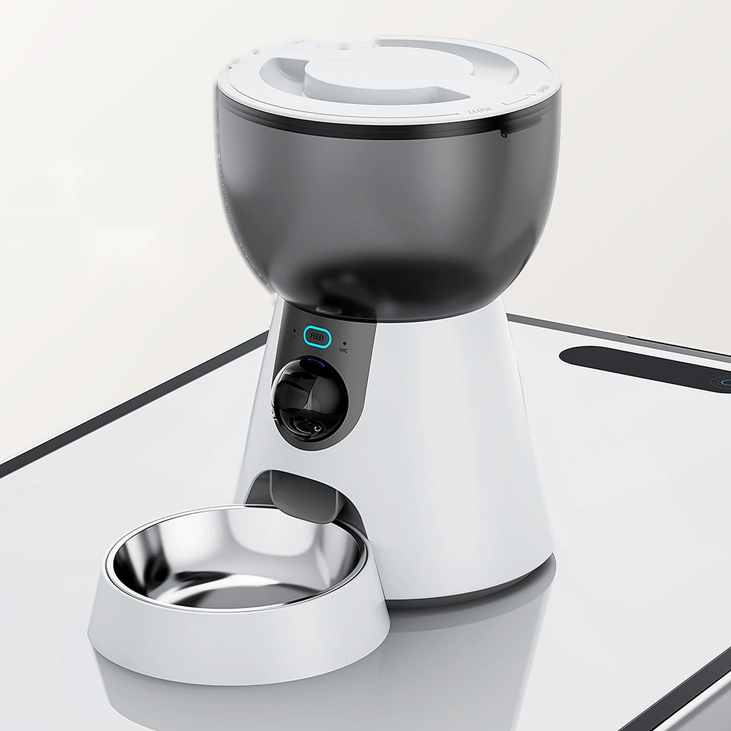 FeederCam Pro: vista angular del comedero automático con cuenco de acero inoxidable