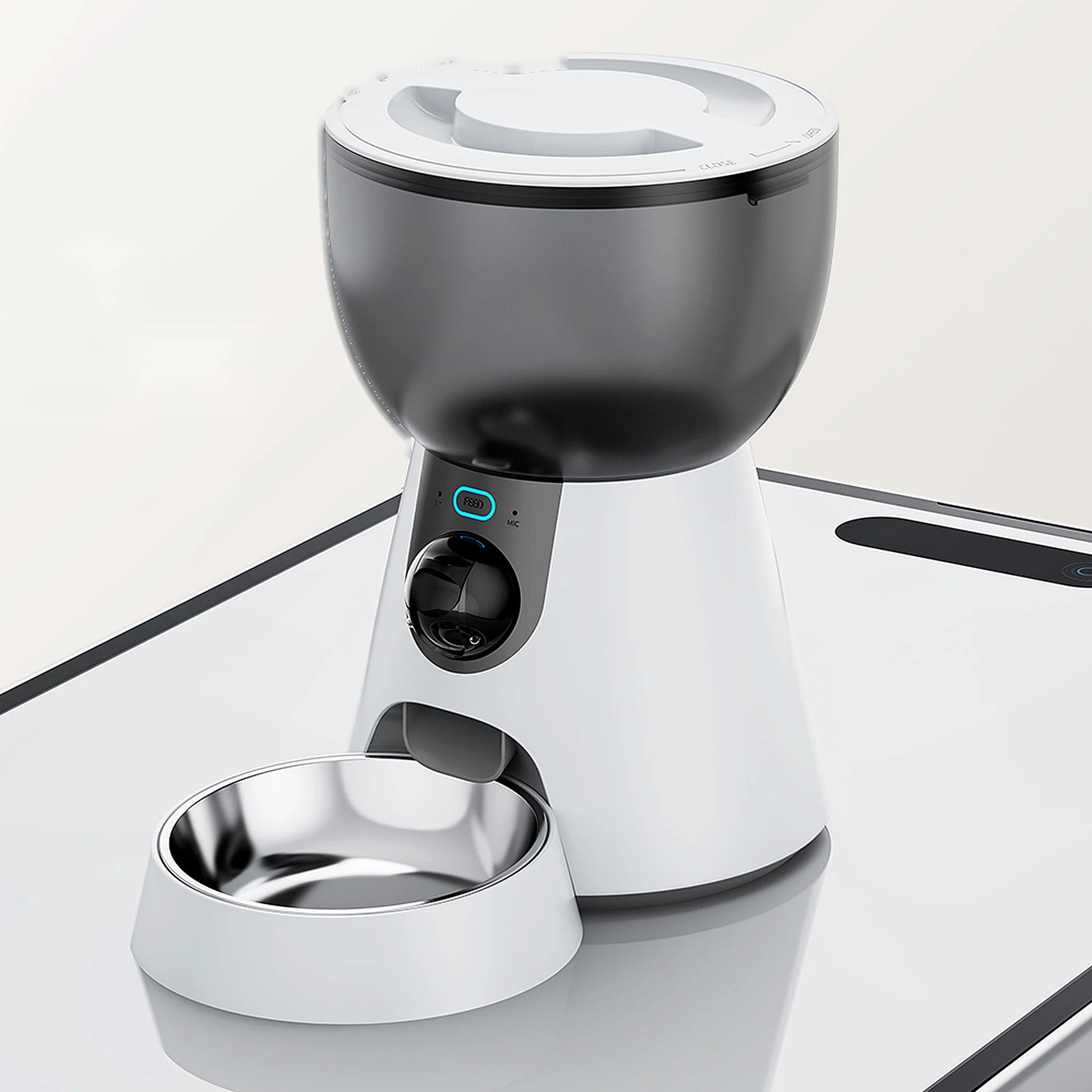 FeederCam Pro: vista angular del comedero automático con cuenco de acero inoxidable