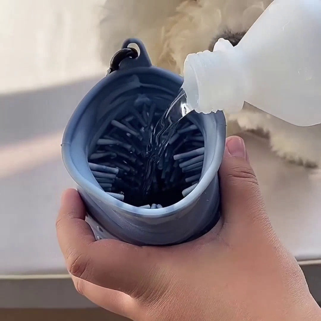 Demostración del vaso limpiapatas 2 en 1: añadir agua, limpiar la pata con giro suave y modo cepillo