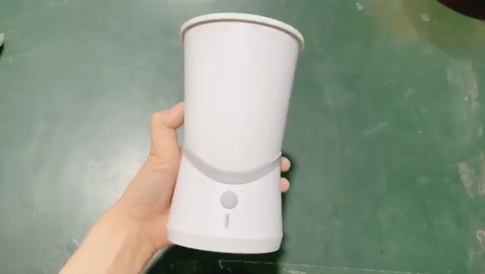 CleanPaws de Animexus en uso. Vídeo demostrativo del limpiador automático de patas Animexus CleanPaws Pro™, mostrando cómo las cerdas de silicona giratorias 360° eliminan fácilmente el barro, el polvo y la suciedad de las patas de perros y gatos en menos de un minuto, sin esfuerzo y con total suavidad, ideal para mantener el hogar limpio y libre de huellas.