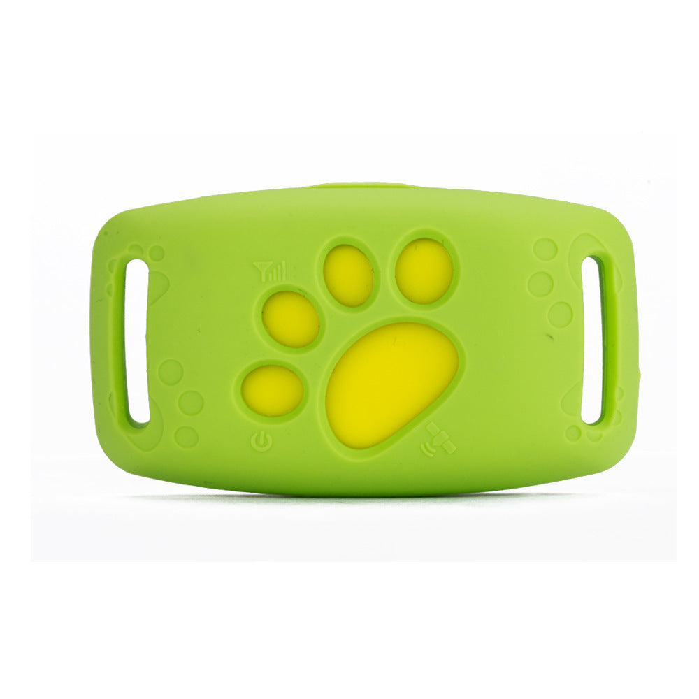 Dispositivo localizador GPS para mascotas de color verde con huella amarilla en el centro. Su diseño compacto y ergonómico permite sujetarlo fácilmente al collar del perro o gato, facilitando el rastreo en tiempo real sin cuotas mensuales. Localizador GPS Secure verde — unidad
